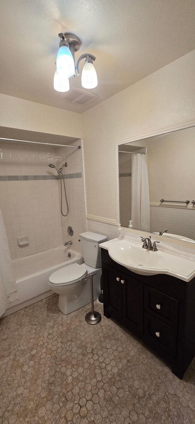 Building Photo - Stockton 2 Bedroom 1 Bathroom Condo