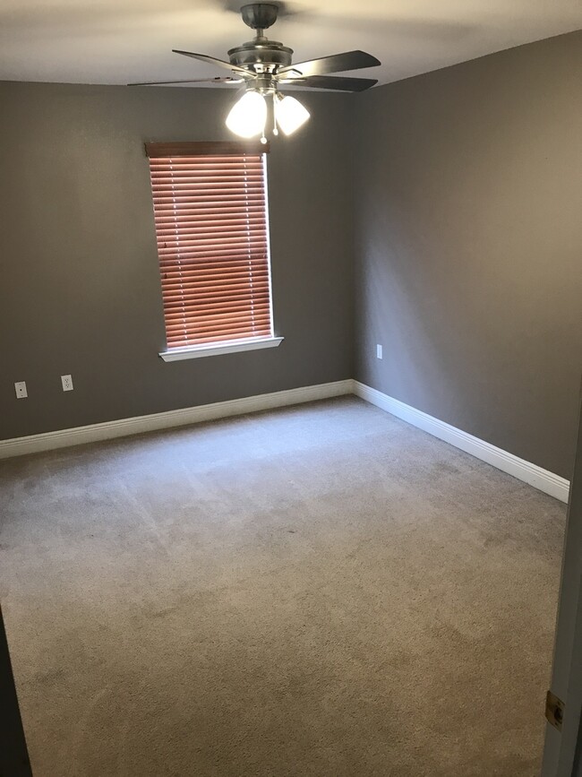 Building Photo - Gorgeous 3/3 Townhome!