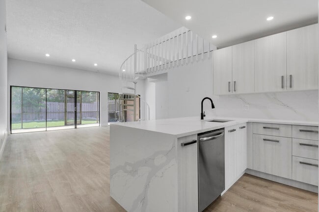 Building Photo - 6680 Thornhill Ct
