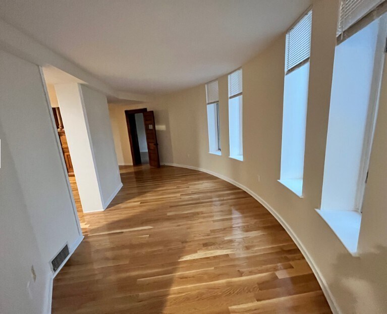 Building Photo - 25 Bow St