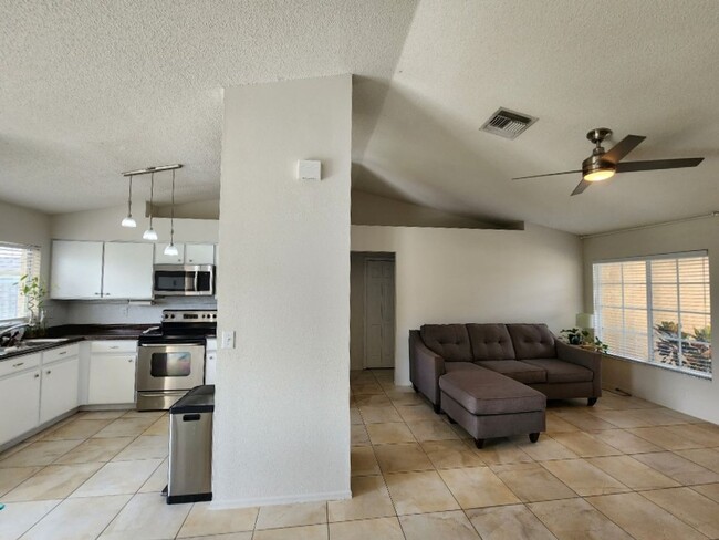 Building Photo - Gorgeous 3-Bedroom, 2-Bathroom in Brandon