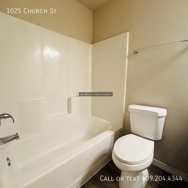 Building Photo - 1025 Church St