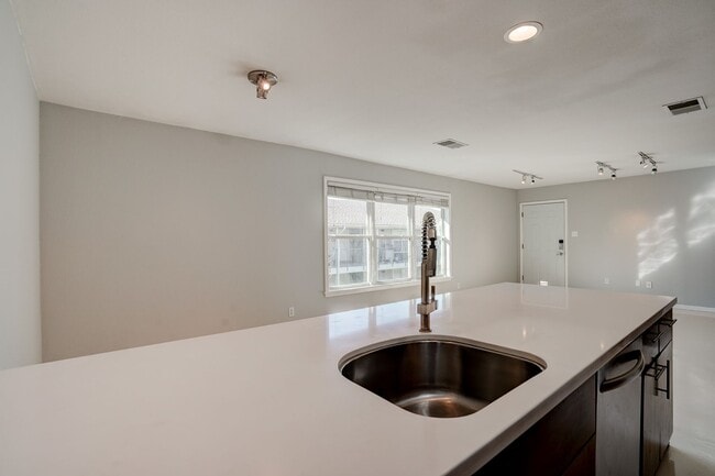 Building Photo - 2450 Ashdale Dr