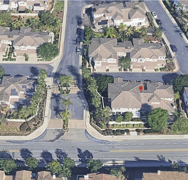 Building Photo - End unit 4 Bedroom House Available Now in ...