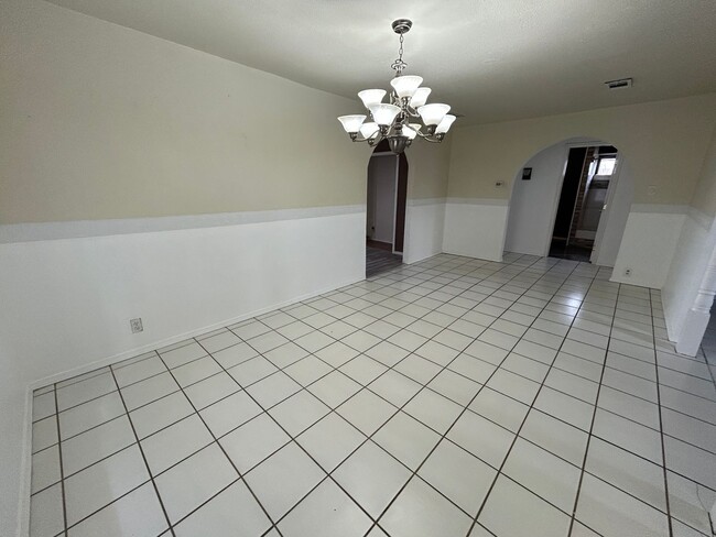 Building Photo - 609 E 6th St