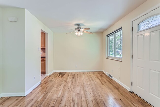 Building Photo - Beautiful Bungalow in Great Englewood Loca...