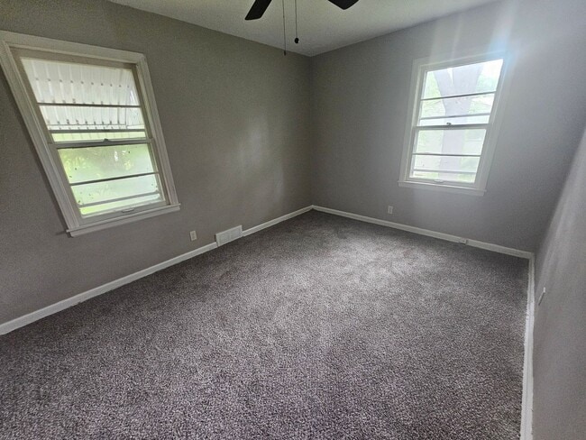 Building Photo - 800-802 E 75th Terrace - Duplex
