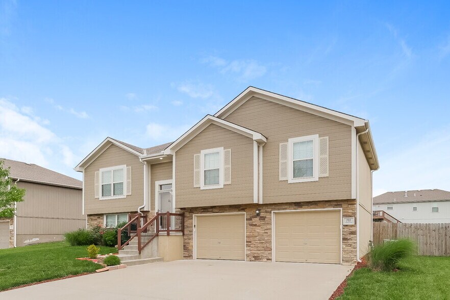 Building Photo - 705 Hibiscus Cir