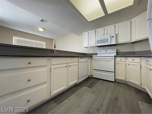 Building Photo - 6250 W Flamingo Rd