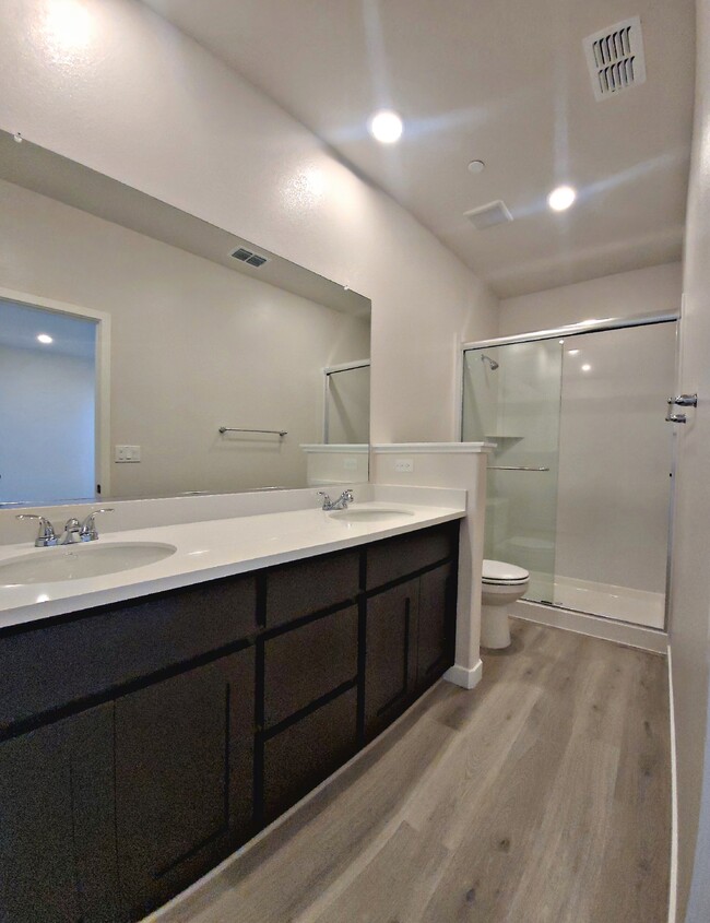 Master bathroom - 8008 Pasadena Dr