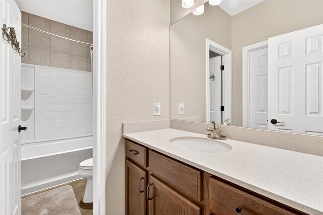 Building Photo - 606 Rogart Dr