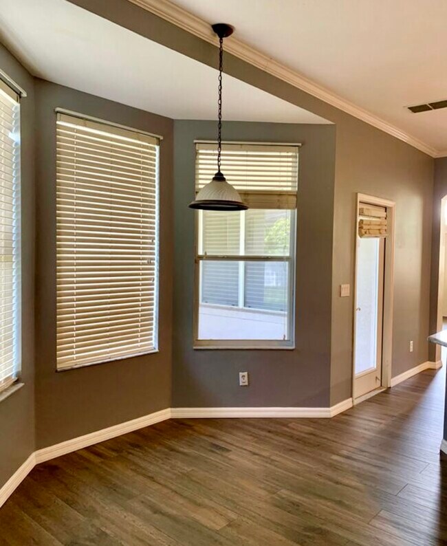 Eat in nook, there is room for dining off entrance - 10102 Cove Lake Dr