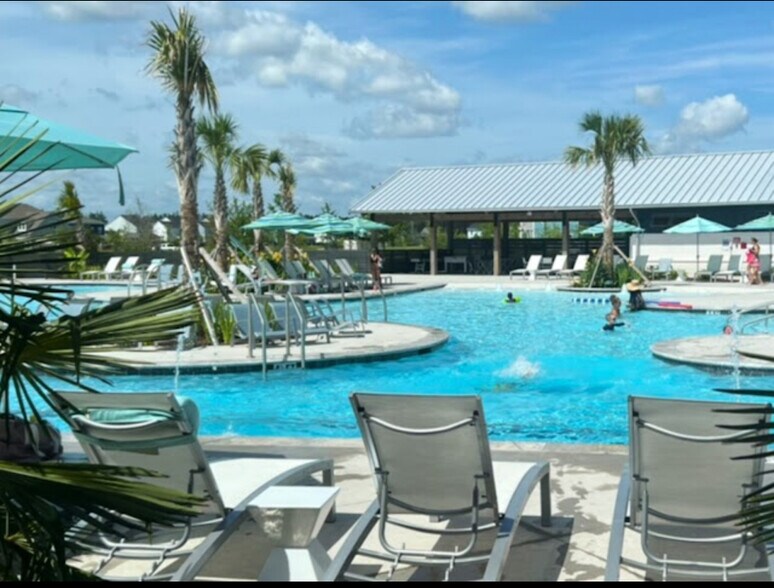 Building Photo - 610 Blueway Ave