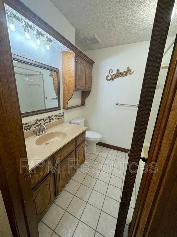 Building Photo - 12000 Hollyrock Dr