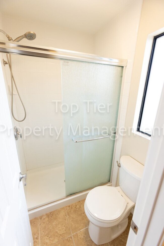 Building Photo - Beautiful 2 bed, 2.5 bath, 1373 sqft Townh...