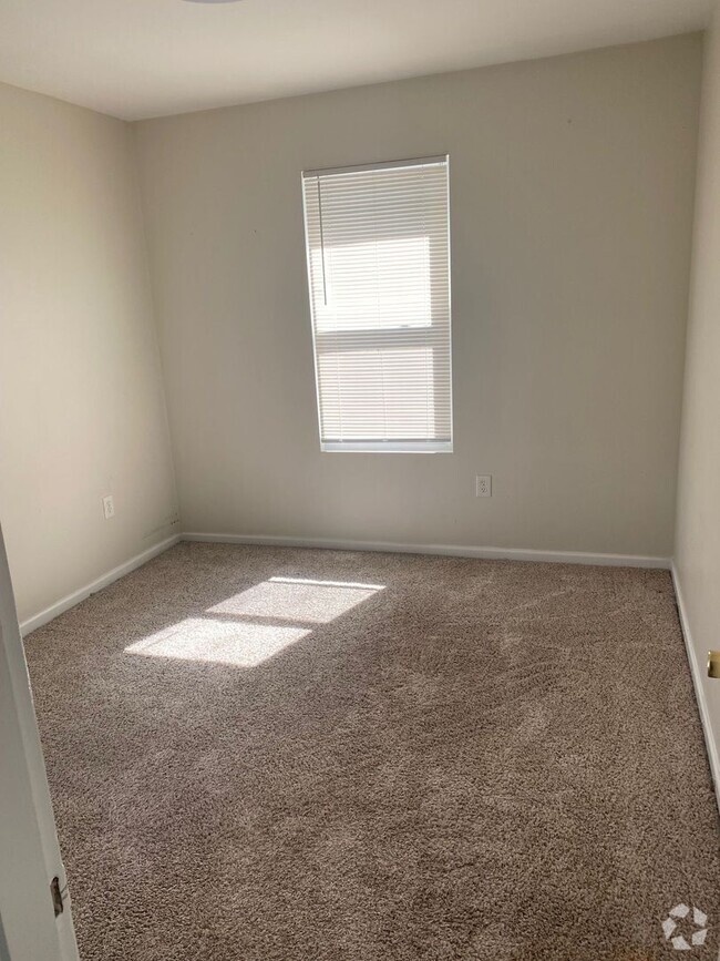 Building Photo - Spacious 4BD 2BA House in Beechview