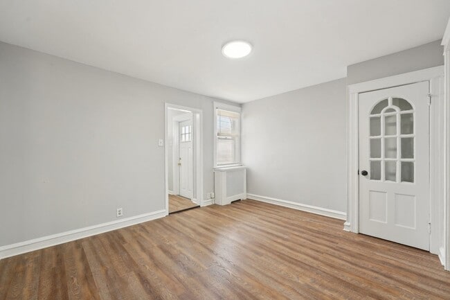 Building Photo - 3 Bedroom, 1.5 bath townhome