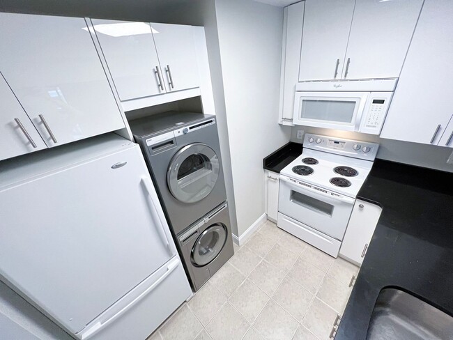 Building Photo - Beautiful And Modern 1 Bed, 1 Bath Condo In Prime Location With High Walk Score In Alta Vista