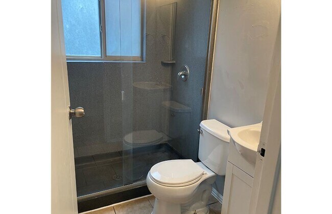 Building Photo - 558 Lowell Ave