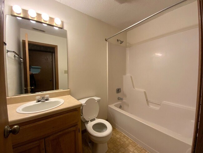 Building Photo - 4 Bedroom 3 Bath Condo