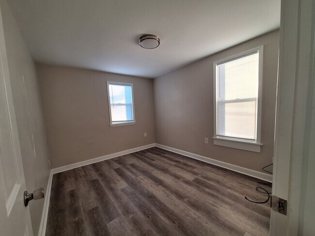 Building Photo - Spacious lower level 2 bedroom