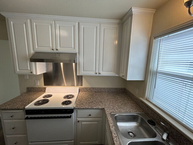 Building Photo - New New New 2 bedroom house in Northwest H...