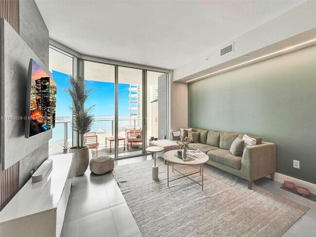 Building Photo - 1300 Brickell Bay Dr