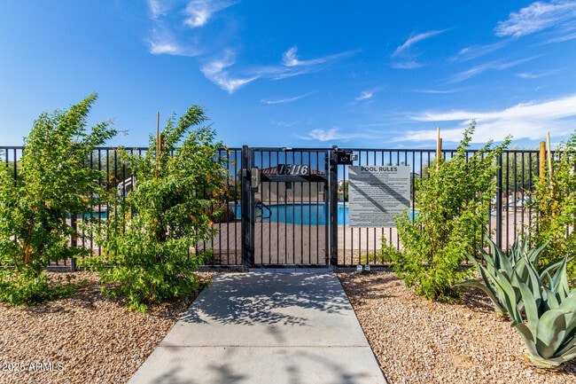 Building Photo - 15142 W Sherman St