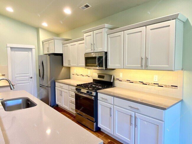 Building Photo - Bright, Spacious Home with Expansive Yard ...