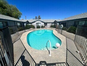 Building Photo - 2 Bedroom 1.5 Bath w Pool