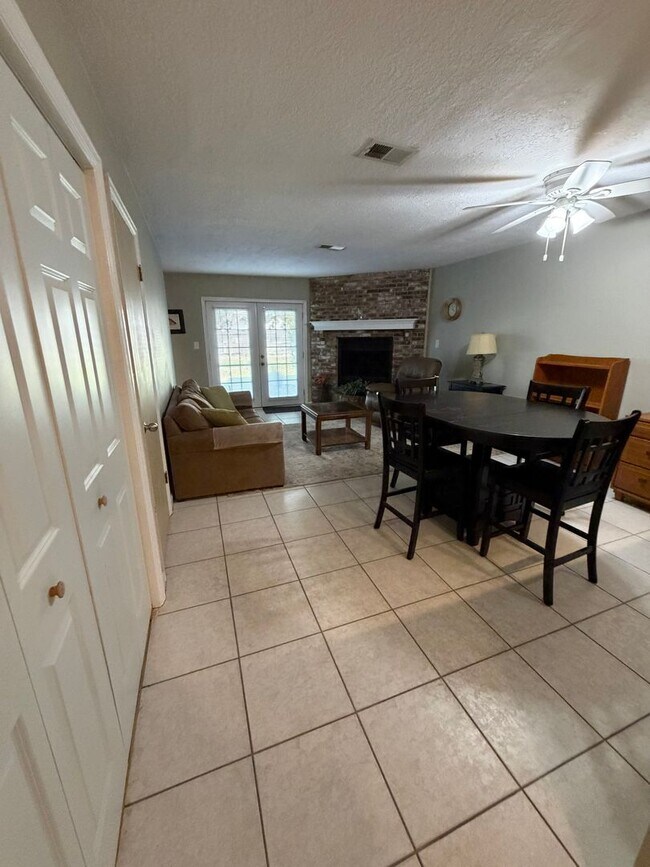 Building Photo - Coastal Living in the Heart of Destin