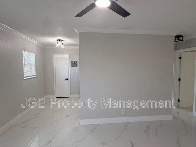 Building Photo - 3128 SW 12th Pl