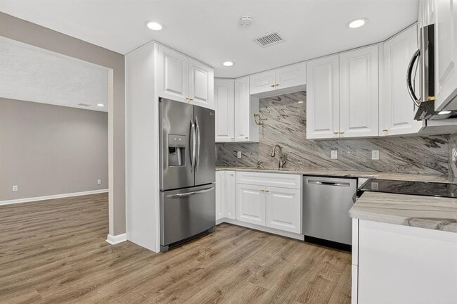 Building Photo - 815 W Lowry Ln