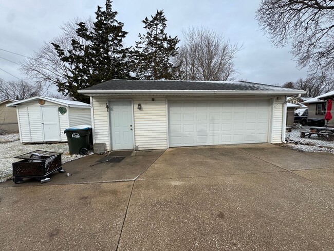 Building Photo - Main level house