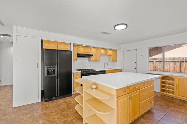 Building Photo - 73425 San Nicholas Ave