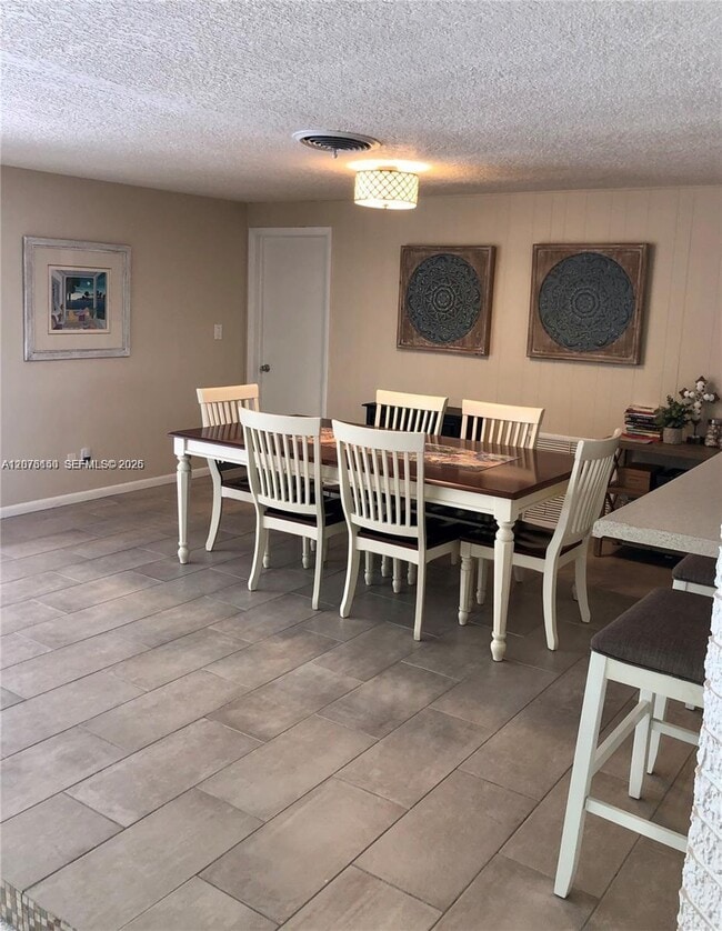 Building Photo - 1241 Manor Dr