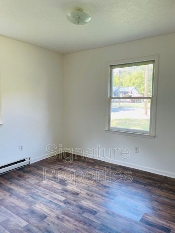Building Photo - 1090 Ash Ave