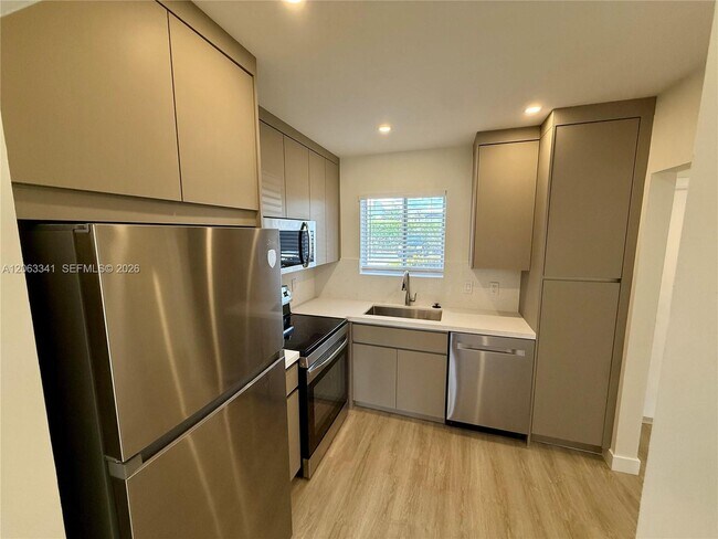 Building Photo - 400 Waterway Dr S