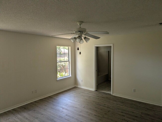 Building Photo - NO HOA!! Minutes from Hulbert and Eglin.  ...