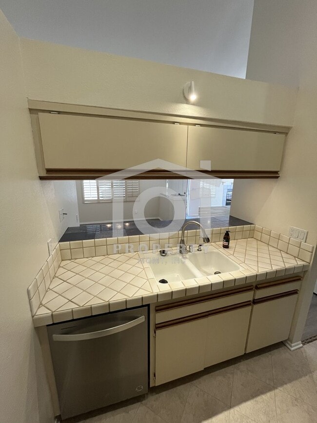 Building Photo - Charming and spacious single-level 2-bedroom, 2-bath condo