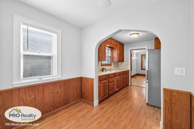 Building Photo - Recently Remodeled 2 Bedroom Home
