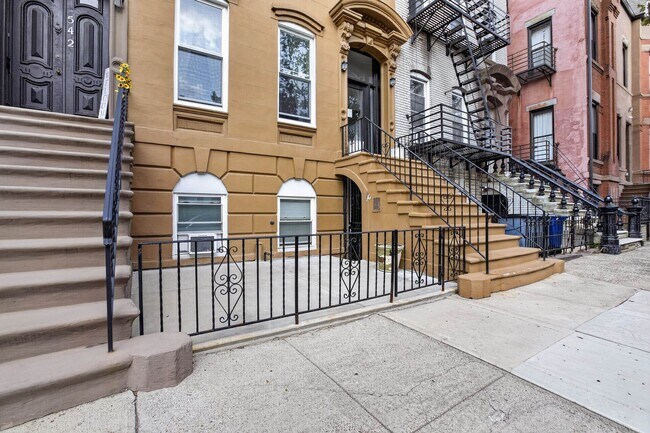 Building Photo - 540 Bramhall Ave