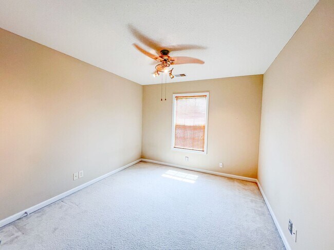 Building Photo - 3 Bedroom 2 1/2 Bathroom Home with fenced ...