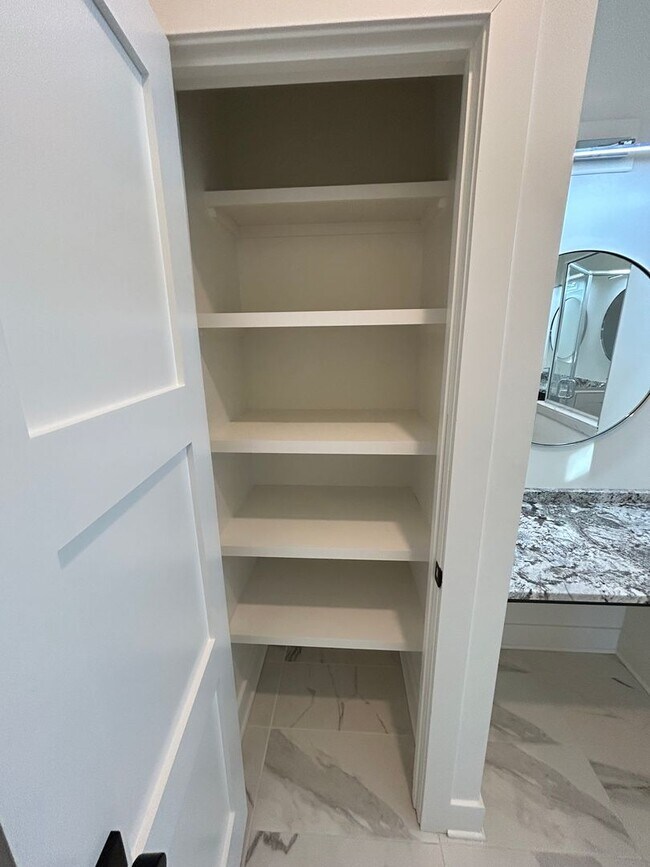 Building Photo - 108-110 Oakwood Ct