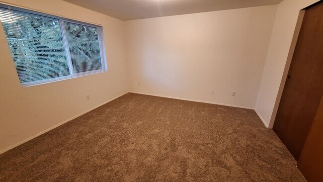 Building Photo - 10505 Holly Dr
