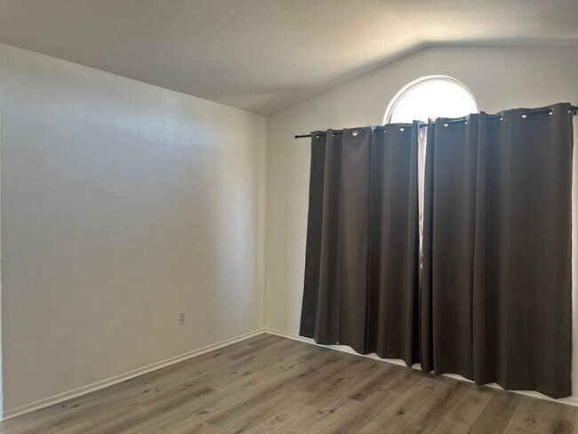 Building Photo - 3 bedroom 2 bathroom Home available in Vic...