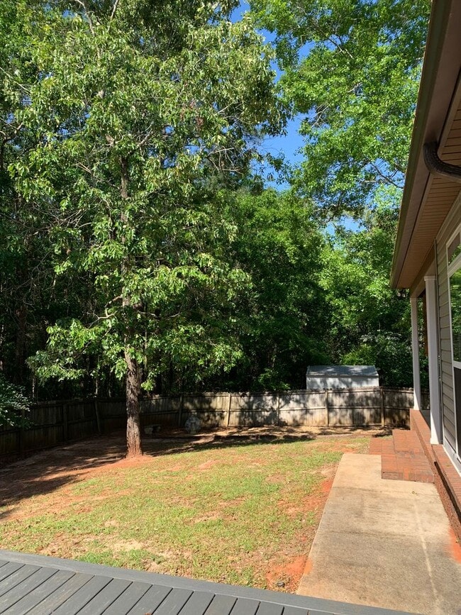 Building Photo - 102 Valley Chase Dr