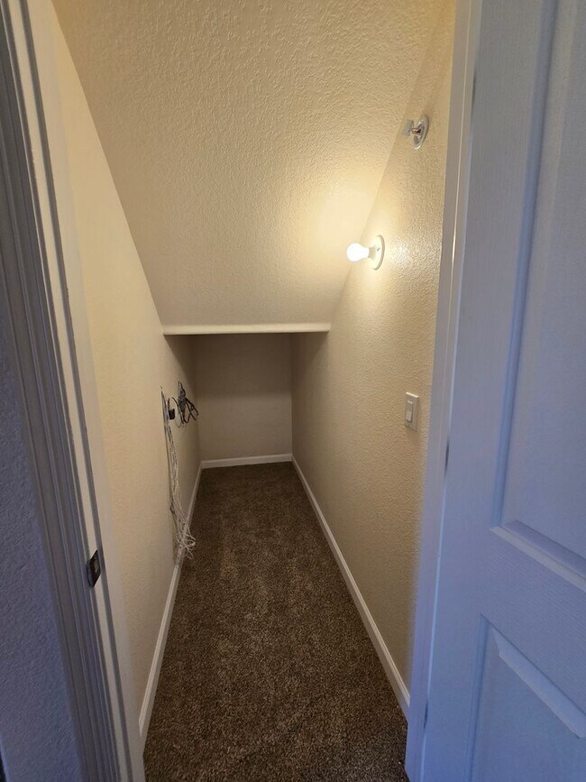 Building Photo - Covered parking? covered private deck? Dakota Ridge 2 Bedroom 2.5 Bath Condo