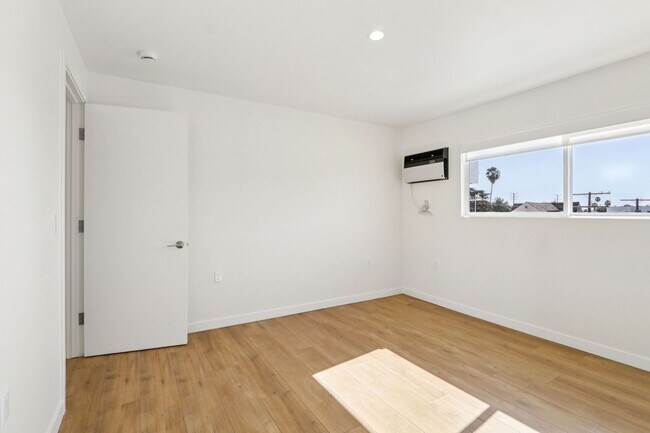 Building Photo - 1422 Tamarind Ave