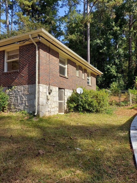 Building Photo - 3178 Pinehill Drive